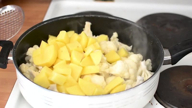 Image of the recipe cooking step-1-4 for Dhaba Style Dry Aloo Gobi - Potato and Cauliflower