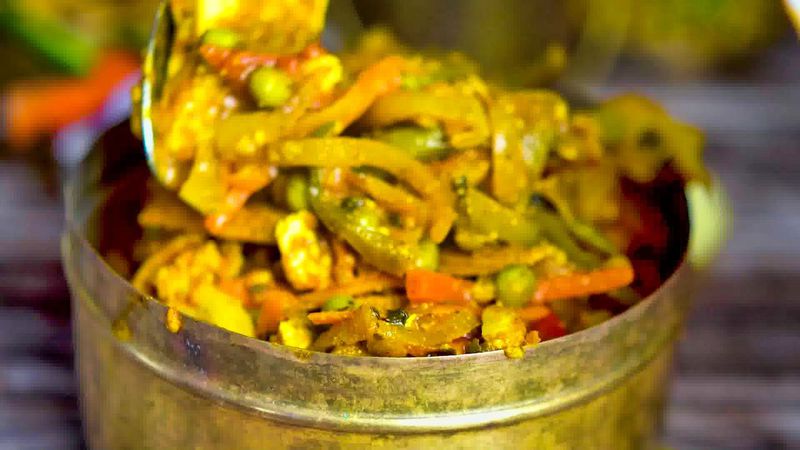 Image of the recipe cooking step-1-16 for Vegetable Jalfrezi